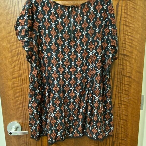 Torrid Black Print Raw hem Fit and‎ Flare Blouse - Picture 8 of 9